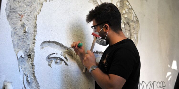 Boyayla değil kırarak resim yapıyorlar