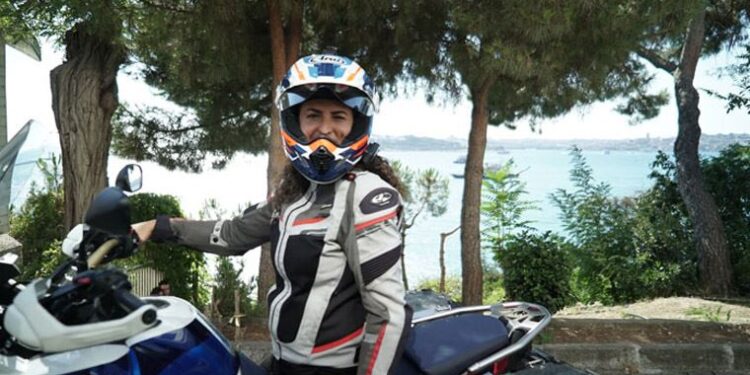 Akademisyen Asil Özbay çocuklara ilham için kitap dolu motosikletiyle Türkiye turuna çıkıyor