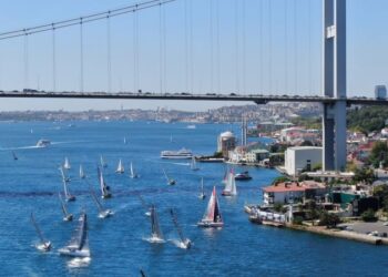 Yelkenlilerin yarışı boğazın güzelliğine güzellik kattı