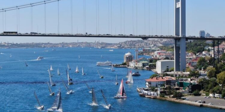 Yelkenlilerin yarışı boğazın güzelliğine güzellik kattı