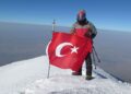 Türkiye’nin en yüksek dağına 61 yaşında ikinci kez tırmandı