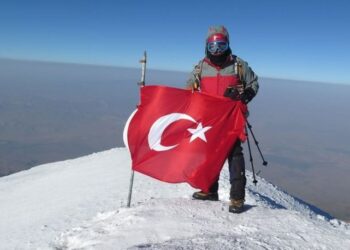 Türkiye’nin en yüksek dağına 61 yaşında ikinci kez tırmandı