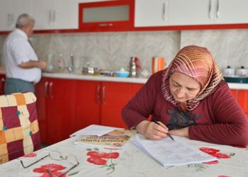 Mardinli 61 yaşındaki Azize teyzenin okuma aşkı