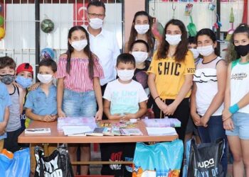 Alaşehir’de yardımsever çocuklara belediyeden destek