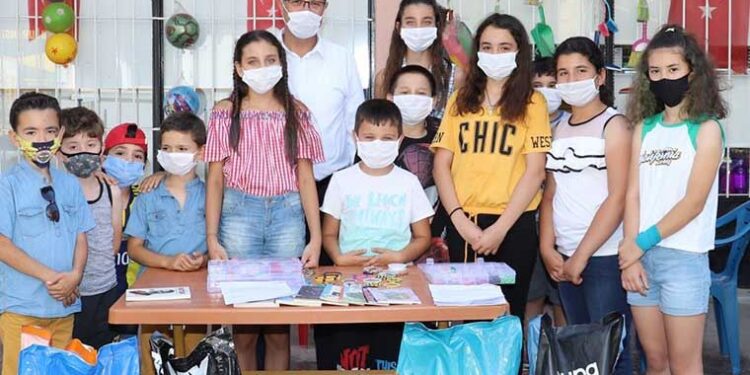 Alaşehir’de yardımsever çocuklara belediyeden destek