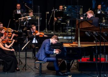 İstanbul Müzik Festivali’nde Vikingur Ólafsson ve sosyal mesafeli BİFO bir konser verdi