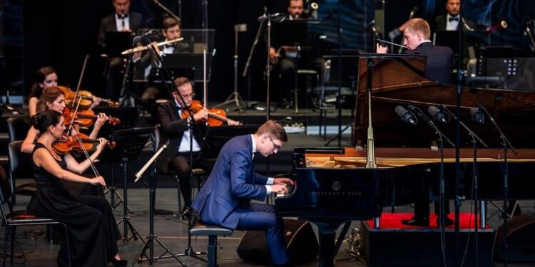 İstanbul Müzik Festivali’nde Vikingur Ólafsson ve sosyal mesafeli BİFO bir konser verdi