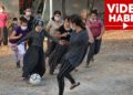 Futbol oynamak isteyen kız çocuklarına belediyeden top ve kale desteği