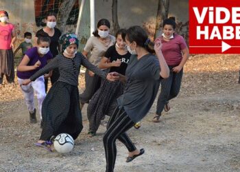 Futbol oynamak isteyen kız çocuklarına belediyeden top ve kale desteği