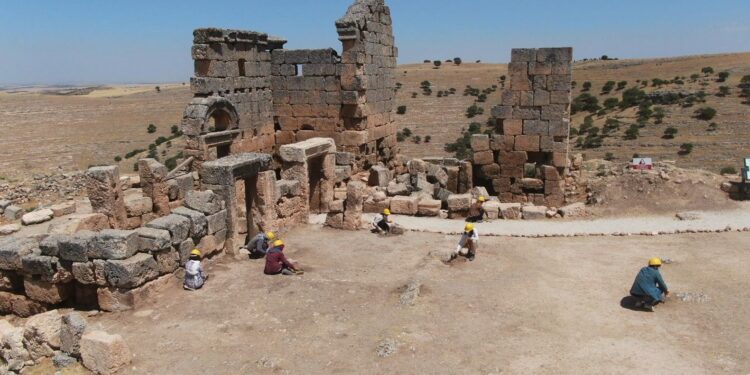 Zerzevan Kalesi’nde gönüllü 100 tarih elçisiyle kazı
