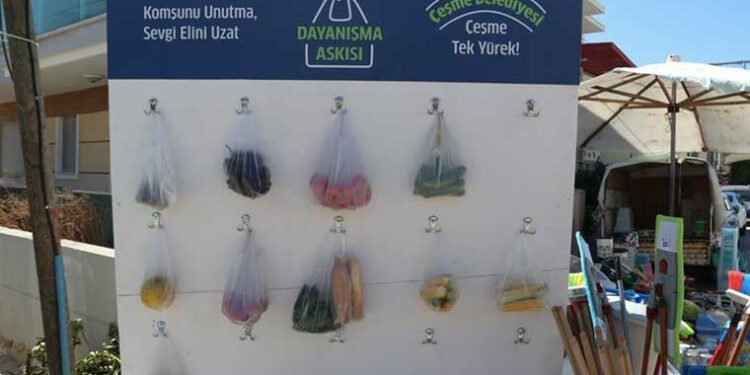 Çeşme Belediyesi’nden “dayanışma askısı”