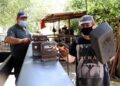Çırak bulamayan kocasına yardıma gitti, tarım aleti tamir etmeye başladı