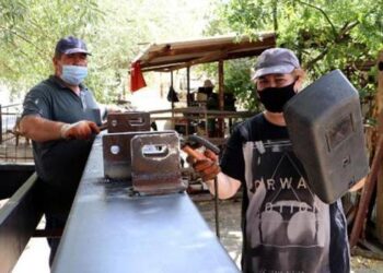 Çırak bulamayan kocasına yardıma gitti, tarım aleti tamir etmeye başladı