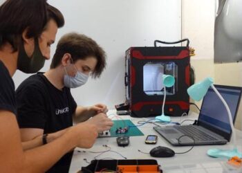 Meslek lisesi öğretmenlerinden temassız ateş ölçen cihaz