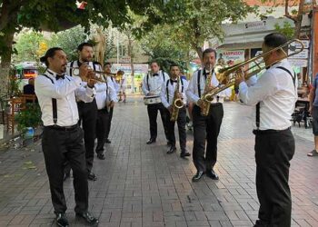 Kuşadası sokaklarında müzik ve vals