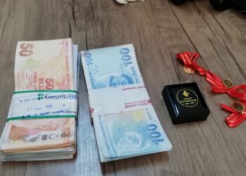 Denizli’de pazar yerinde unutulan para dolu çanta sahibine teslim edildi