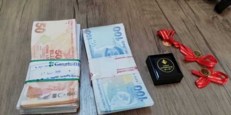 Denizli’de pazar yerinde unutulan para dolu çanta sahibine teslim edildi