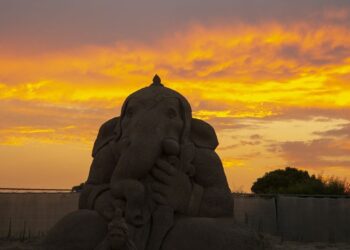Antalya’da kum heykeller gün batımında sunduğu eşsiz manzarasıyla etkiliyor