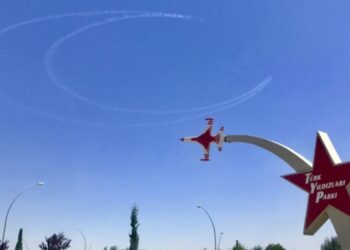 Türk Yıldızları gökyüzünde hilal çizdi