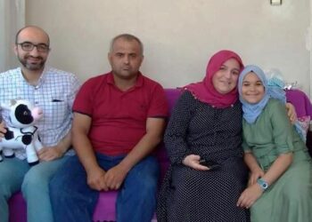 Görme engelli kadının okuma azmini gördü, özel telefon hediye etti