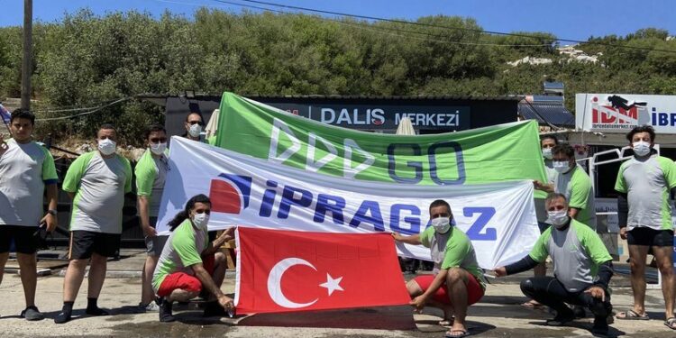 Denizden 50 kilo çöp çıkarttılar