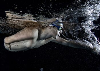 Su korkusunu yendiği yüzmede 100 madalya kazandı