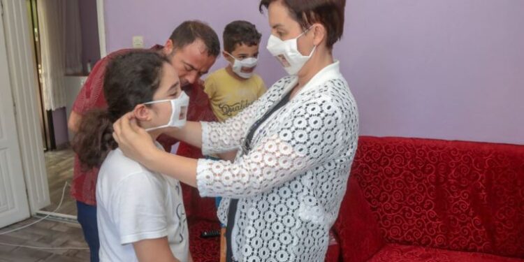 Van’da işitme engellilere özel şeffaf maske üretildi