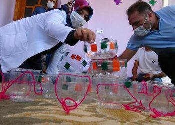 Zihinsel engelli öğrenciler hayvanlar için atık petlerden su kapları yaptı