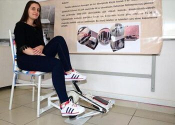 Oturduğu yerde hem spor yapıyor hem de elektrik üretiyor