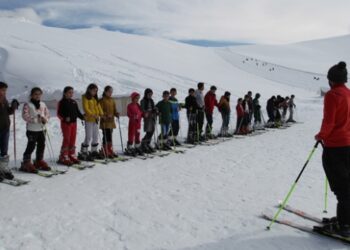 Hakkari’de 5 bin öğrenciye kayak eğitimi verildi