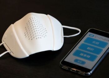 Japonya’da sekiz dilde çeviri yapabilen ve sosyal mesafeyi koruyan maske üretildi