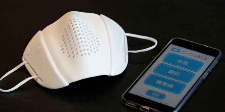 Japonya’da sekiz dilde çeviri yapabilen ve sosyal mesafeyi koruyan maske üretildi