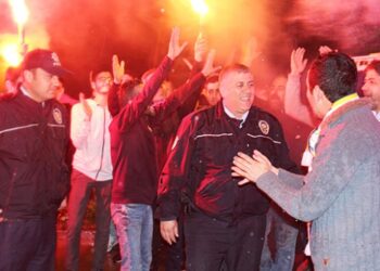 Kavga ihbarına giden polisler çiçeklerle karşılandı