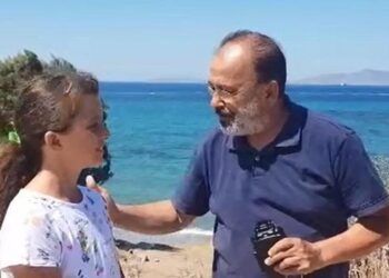 Emniyet müdürü ve kızı dalışta buldukları cep telefonunu sahibine teslim etti