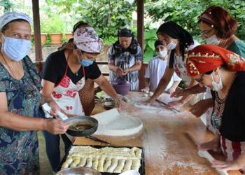 Rize’de imece usulü bayram tatlısı geleneği sürüyor