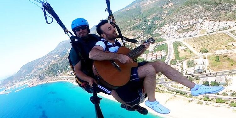 800 metre yükseklikte gitar çalıp şarkı söyledi