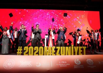 YTB’de mezuniyet heyecanı: Uluslararası öğrenciler diplomalarını aldı