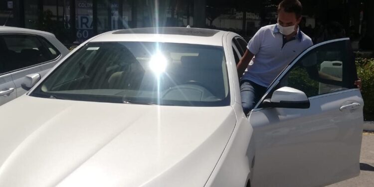 Öğretmen, Türkiye birincisi öğrencisine lüks otomobilini hediye etti