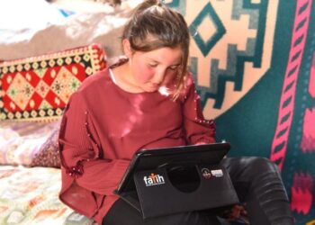 Bakan Selçuk’tan yayladaki 3 öğrenciye tablet