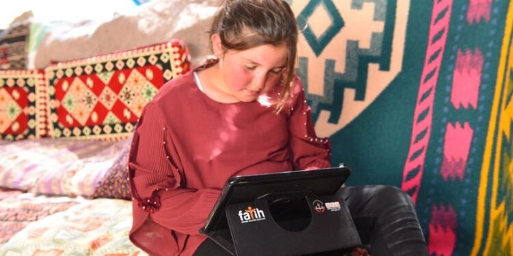 Bakan Selçuk’tan yayladaki 3 öğrenciye tablet