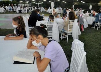 Sosyal medya üzerinden haberleşip, kitap okuma etkinliği düzenlediler