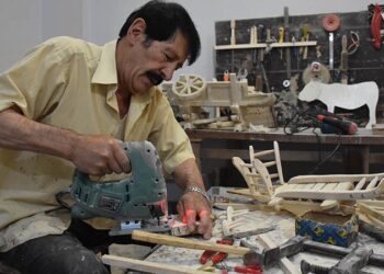 Sipariş ettiği hediyelik kağnı gelmeyince, atölye açıp kendisi yaptı