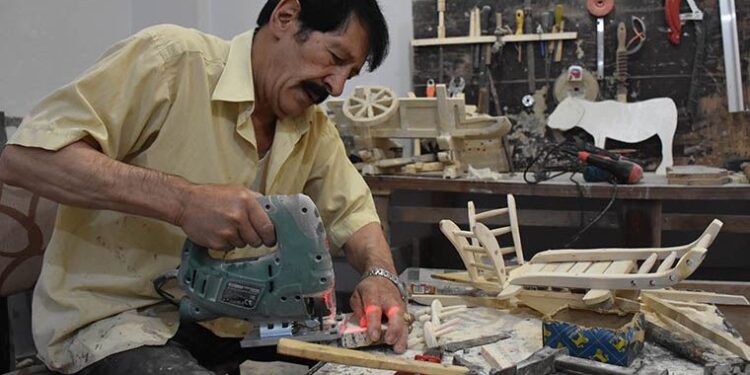 Sipariş ettiği hediyelik kağnı gelmeyince, atölye açıp kendisi yaptı