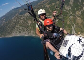 Paraşütle atladı, 600 metre yükseklikte davul çaldı