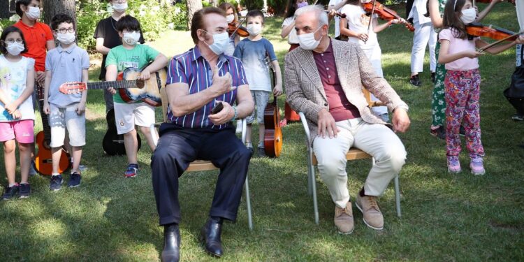 Minik müzisyenlerden Orhan Gencebay’a duygulandıran sürpriz