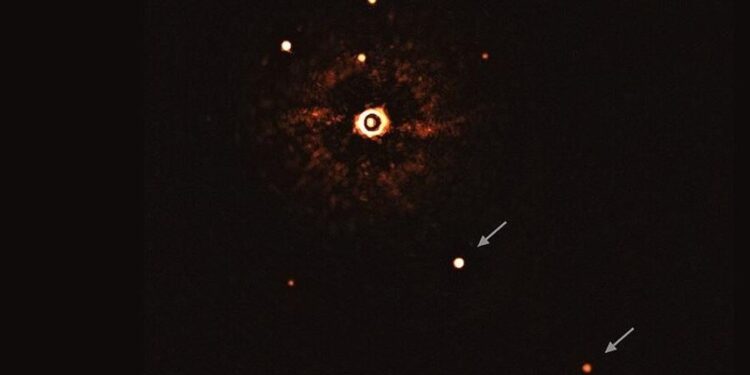 Başka bir güneş sisteminin yıldızı ve iki gezegeni ilk kez teleskopla gözlendi