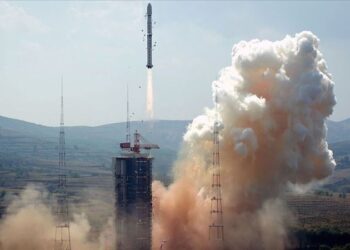 Çin, Mars keşif uydusu ve gezginci aracını uzaya fırlattı