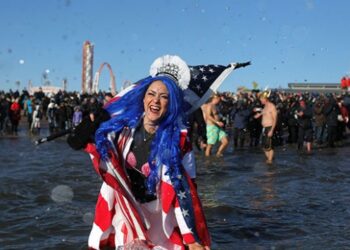 ABD’de gelenek bozulmadı! Eksi 8 derecede denize girdiler