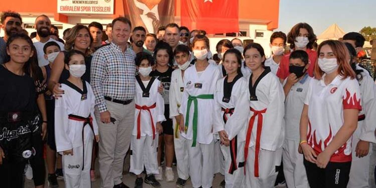 Menemen’de 16 ayda 15’nci tesis: Emiralem Spor Tesisleri açıldı