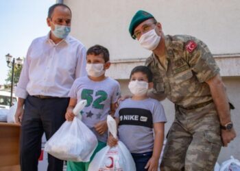 Türk askerinden Kosovalı çocuklara bayram hediyesi